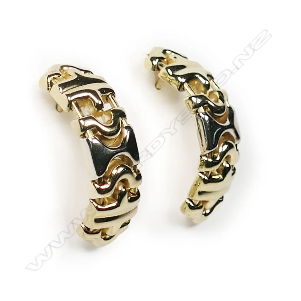 A pair of 18ct gold earrings in the style of Bulgari 'Parentesi', Image 1++