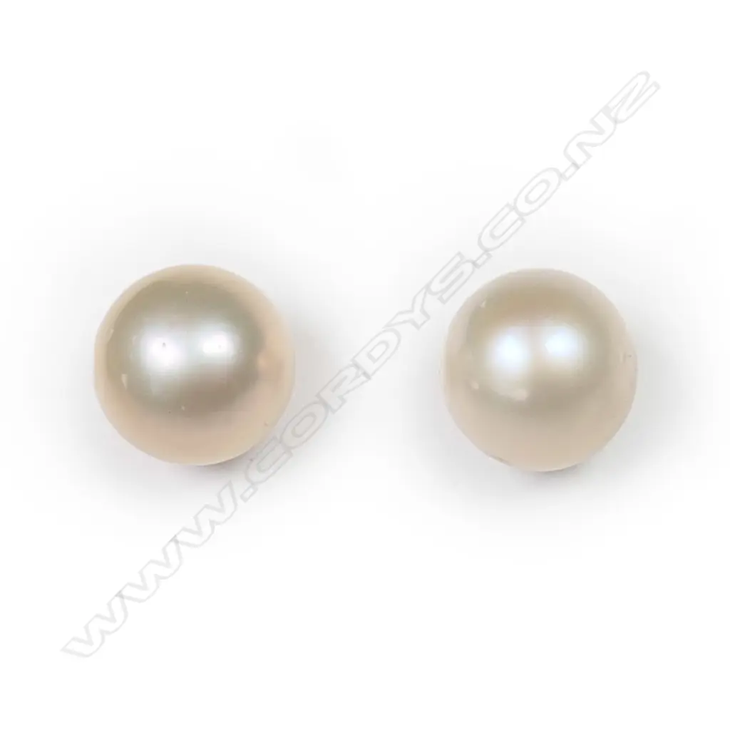 A pair of 14ct gold and white cultured South Sea pearl stud earrings, Image 1++