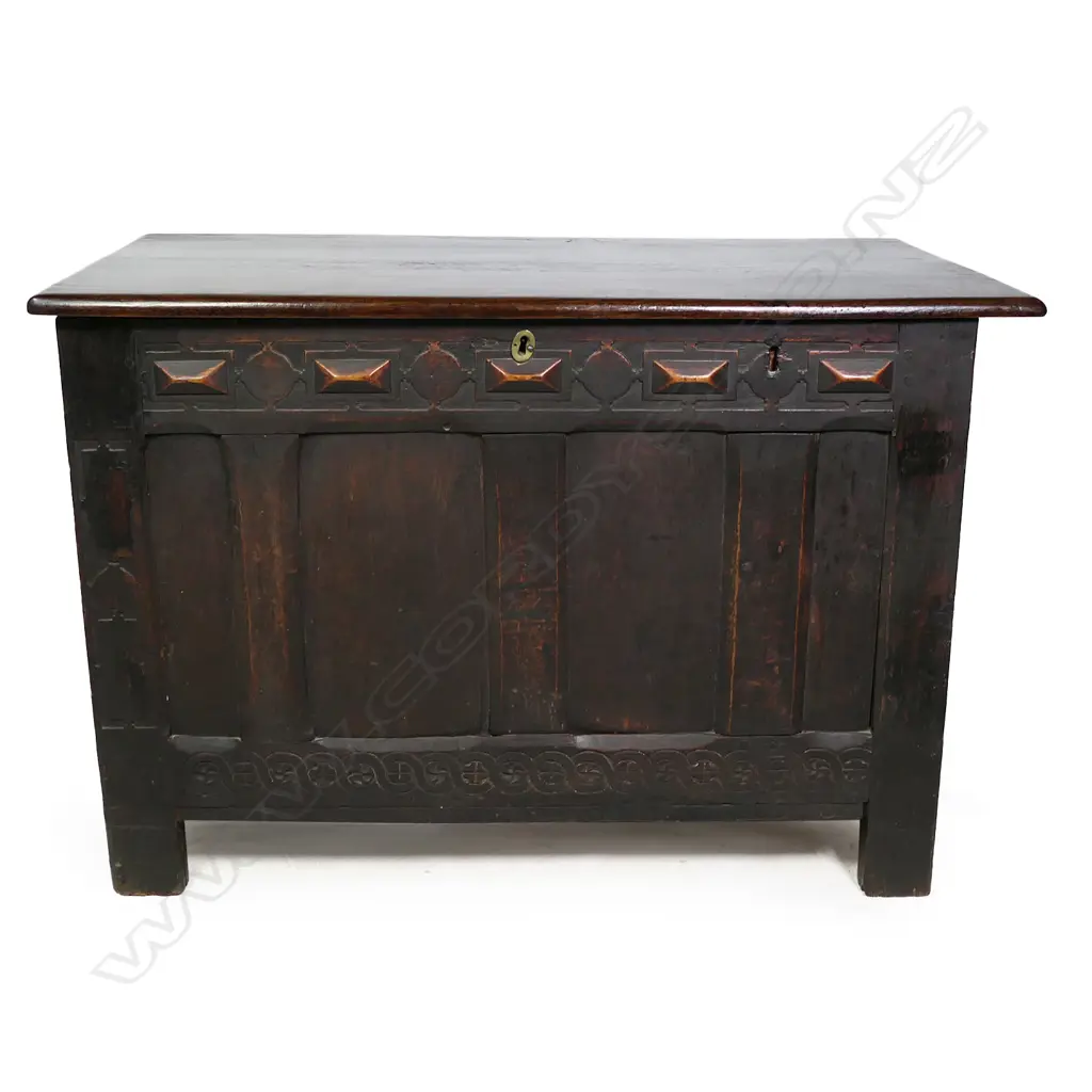 An 18thC oak coffer, Image 1++