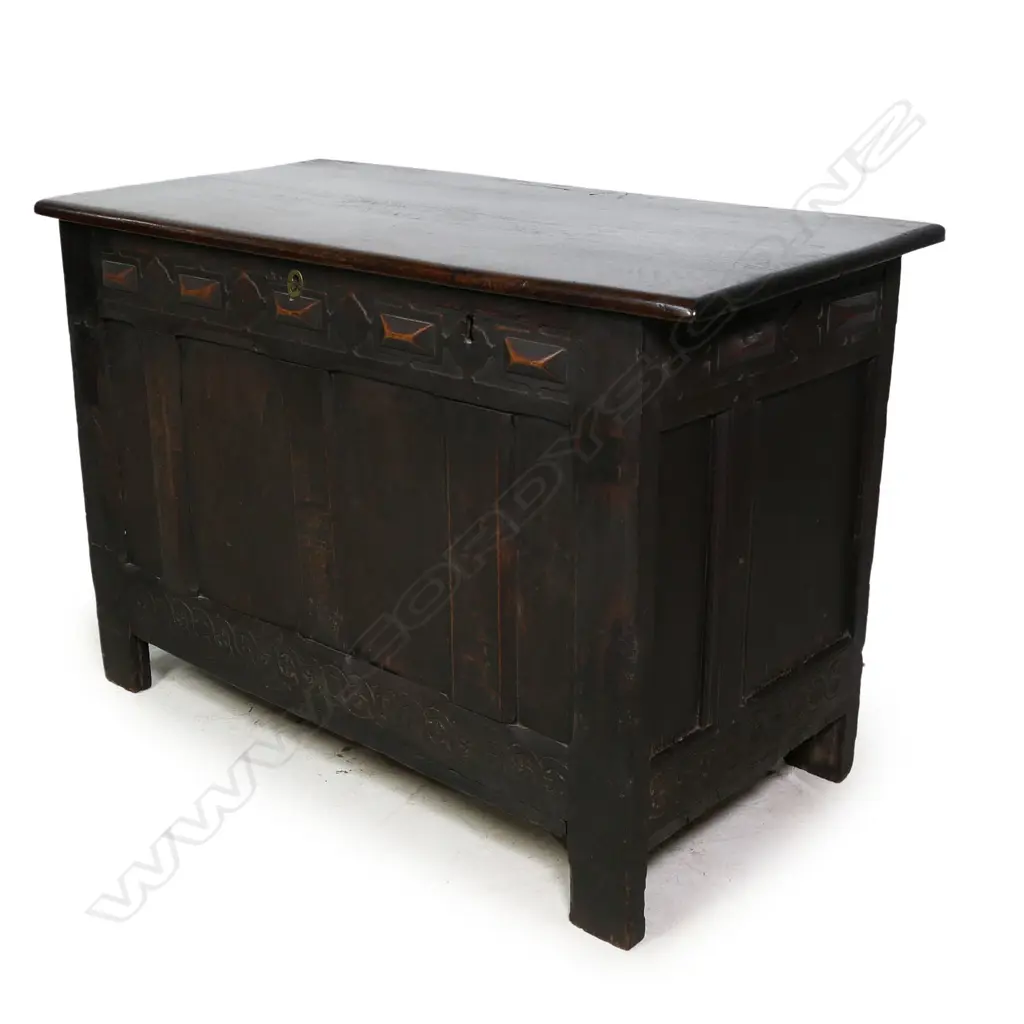 An 18thC oak coffer, Image 1++