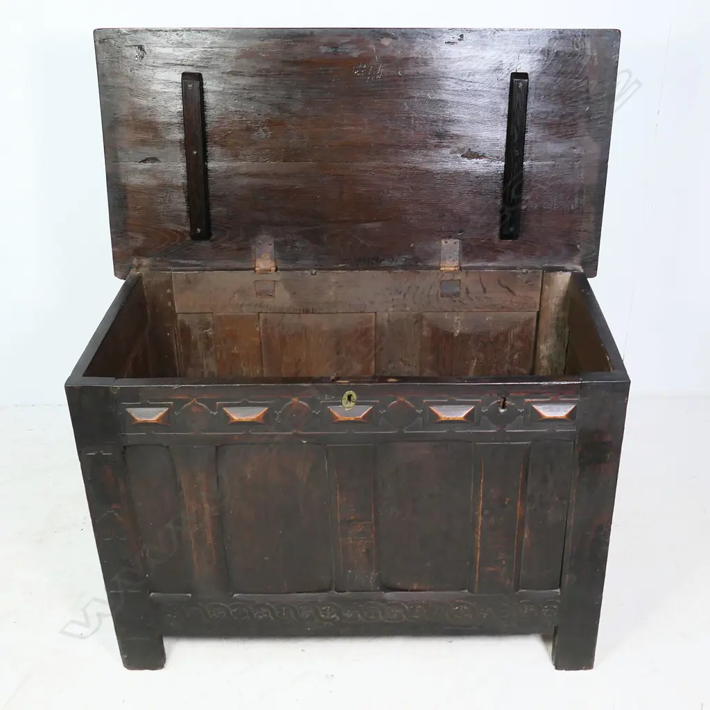 An 18thC oak coffer, Image 1++