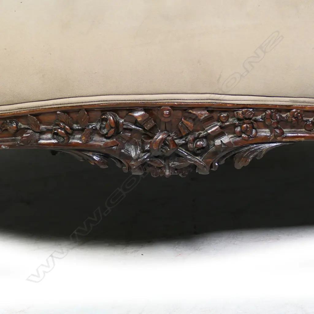 A 19thC walnut framed canapé, Image 1++