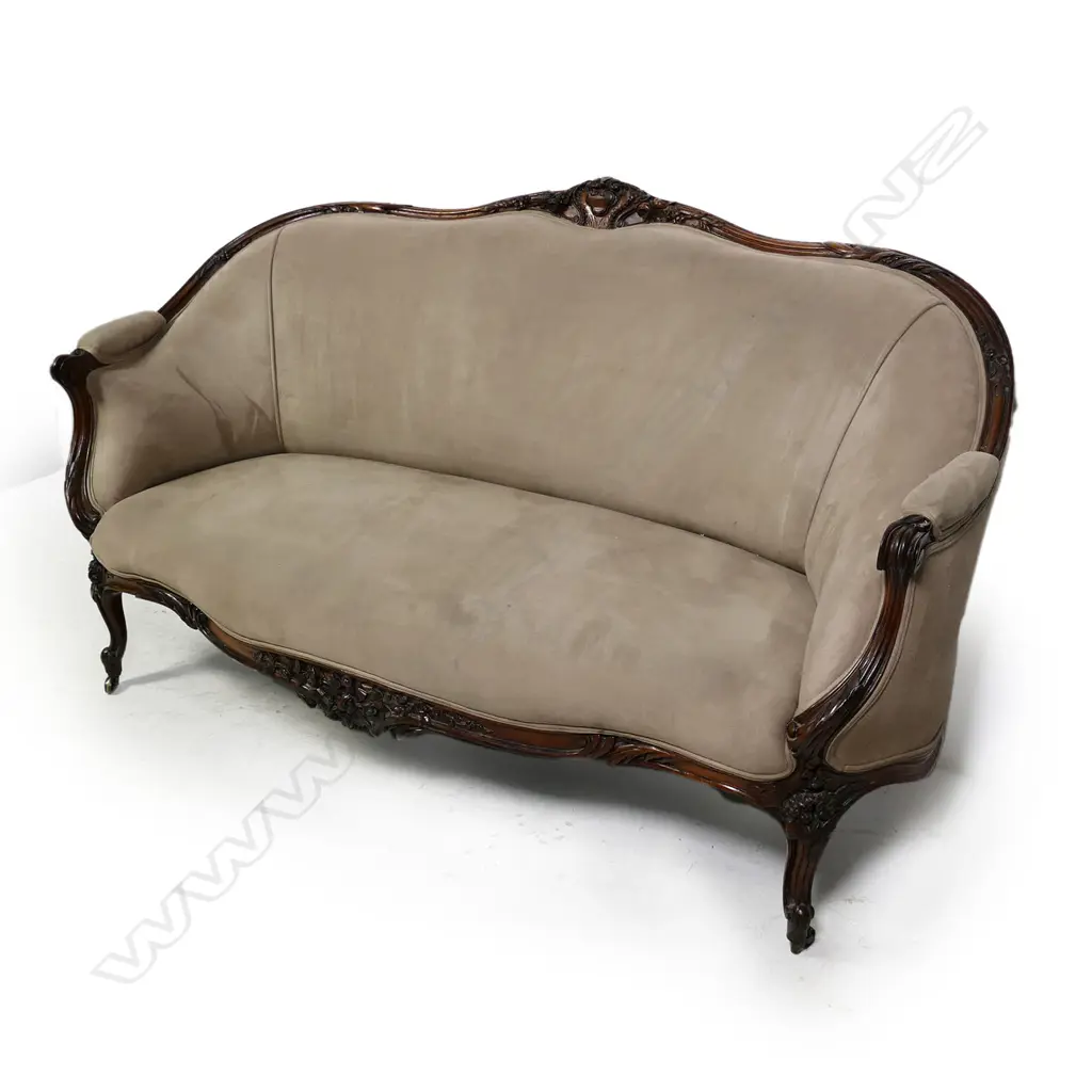 A 19thC walnut framed canapé, Image 1++