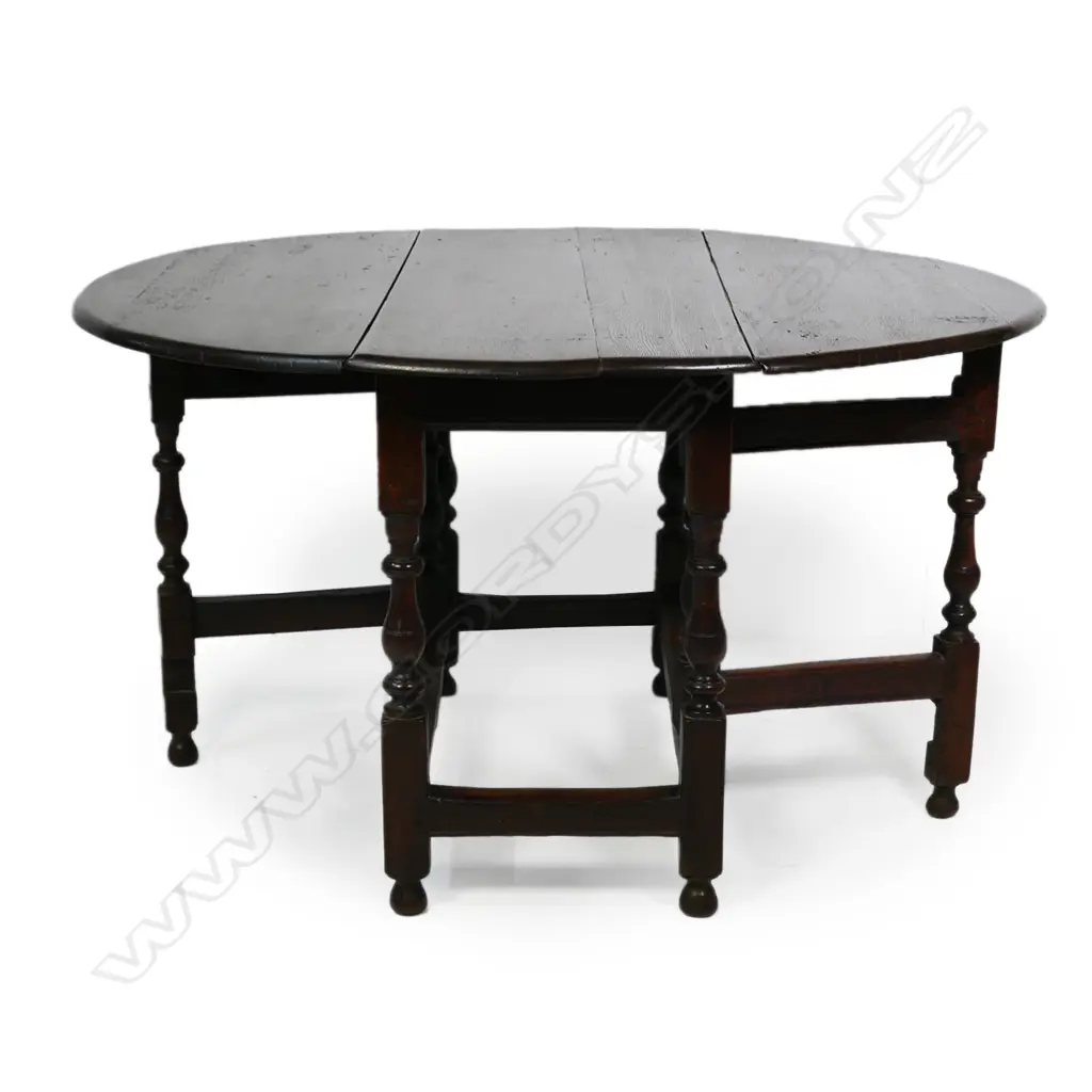 An early Georgian period oak drop-side, gate-leg table, Image 1++