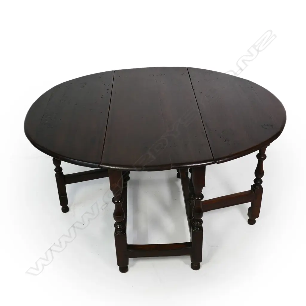 An early Georgian period oak drop-side, gate-leg table, Image 1++