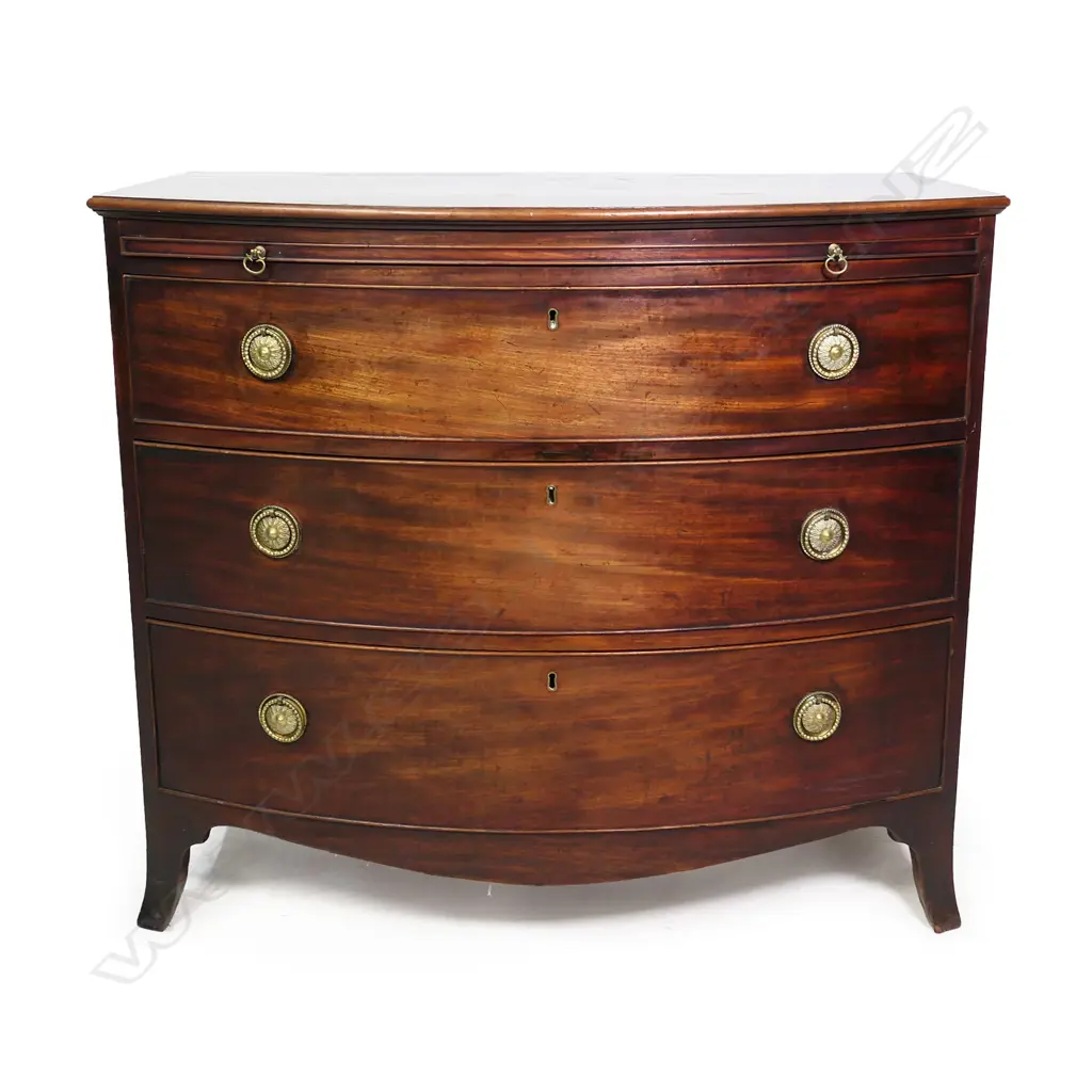A Georgian mahogany bow front batchelor’s chest of three drawers, Image 1++