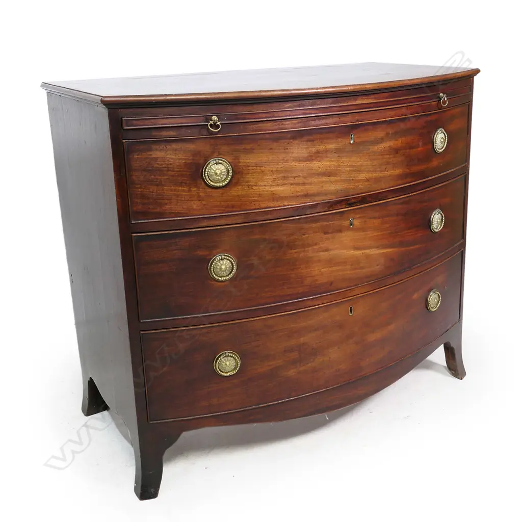 A Georgian mahogany bow front batchelor’s chest of three drawers, Image 1++
