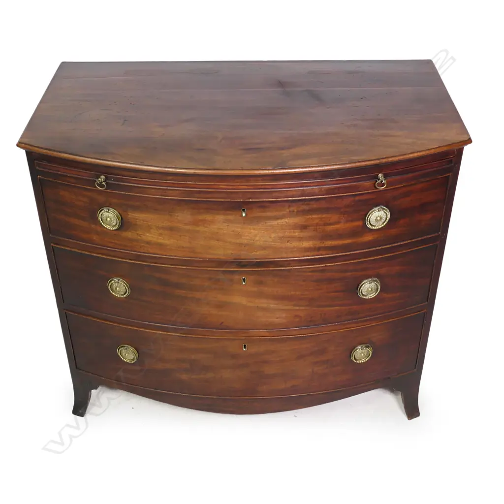 A Georgian mahogany bow front batchelor’s chest of three drawers, Image 1++