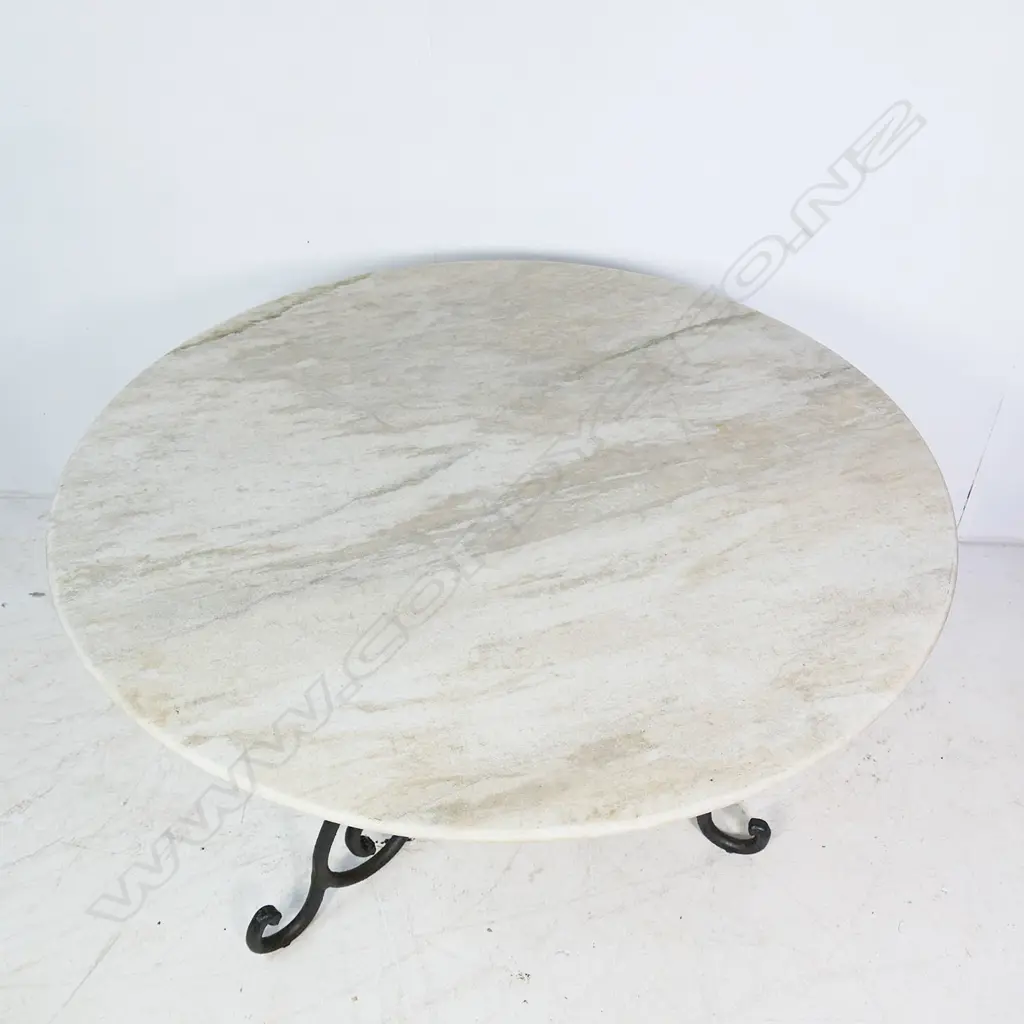 A large vintage circular white marble top table, Image 1++