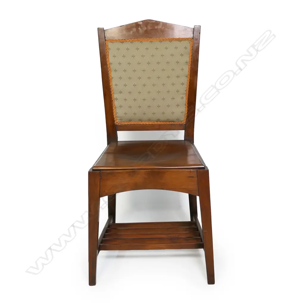 A rimu Roy Lippincott lecture chair, Image 1++