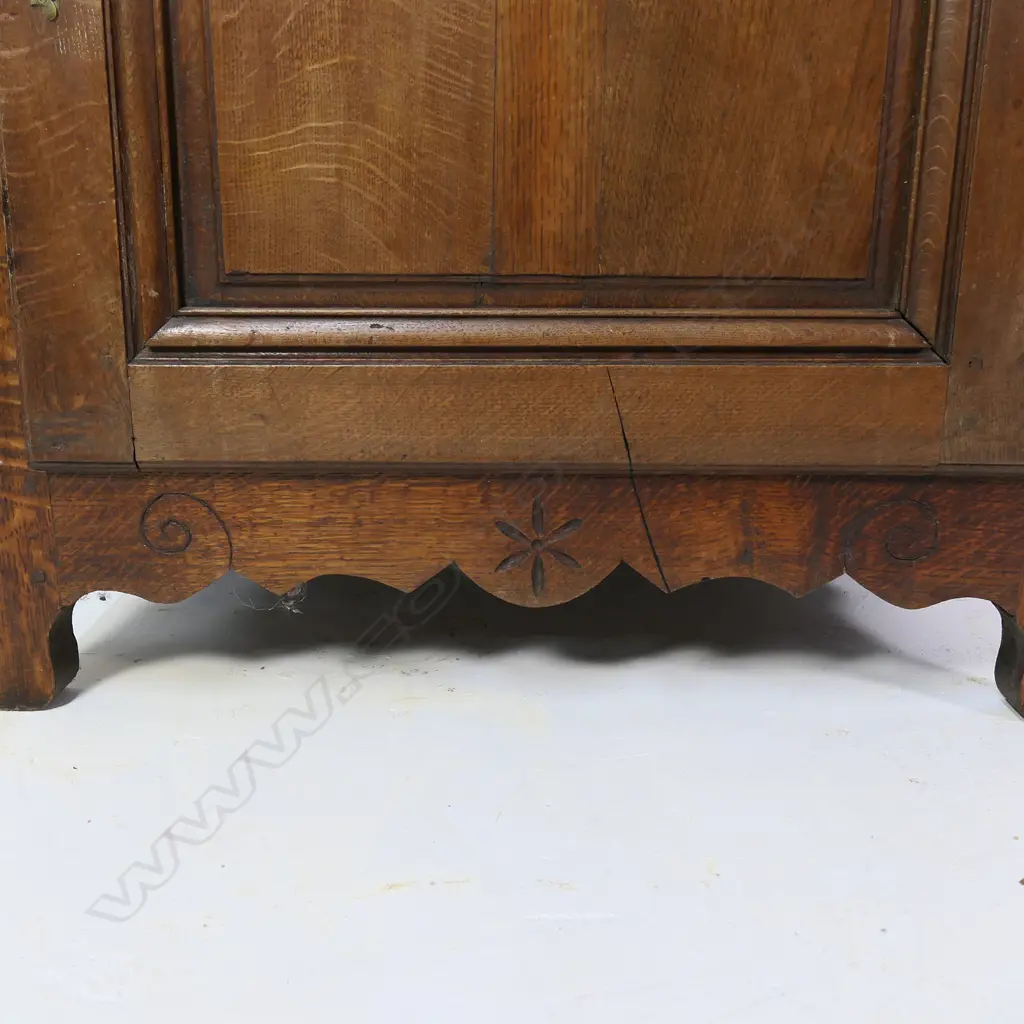 A 19thC French country oak side cupboard, Image 1++