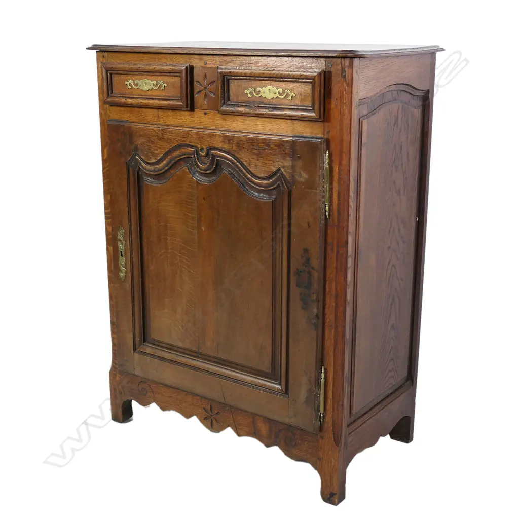 A 19thC French country oak side cupboard, Image 1++