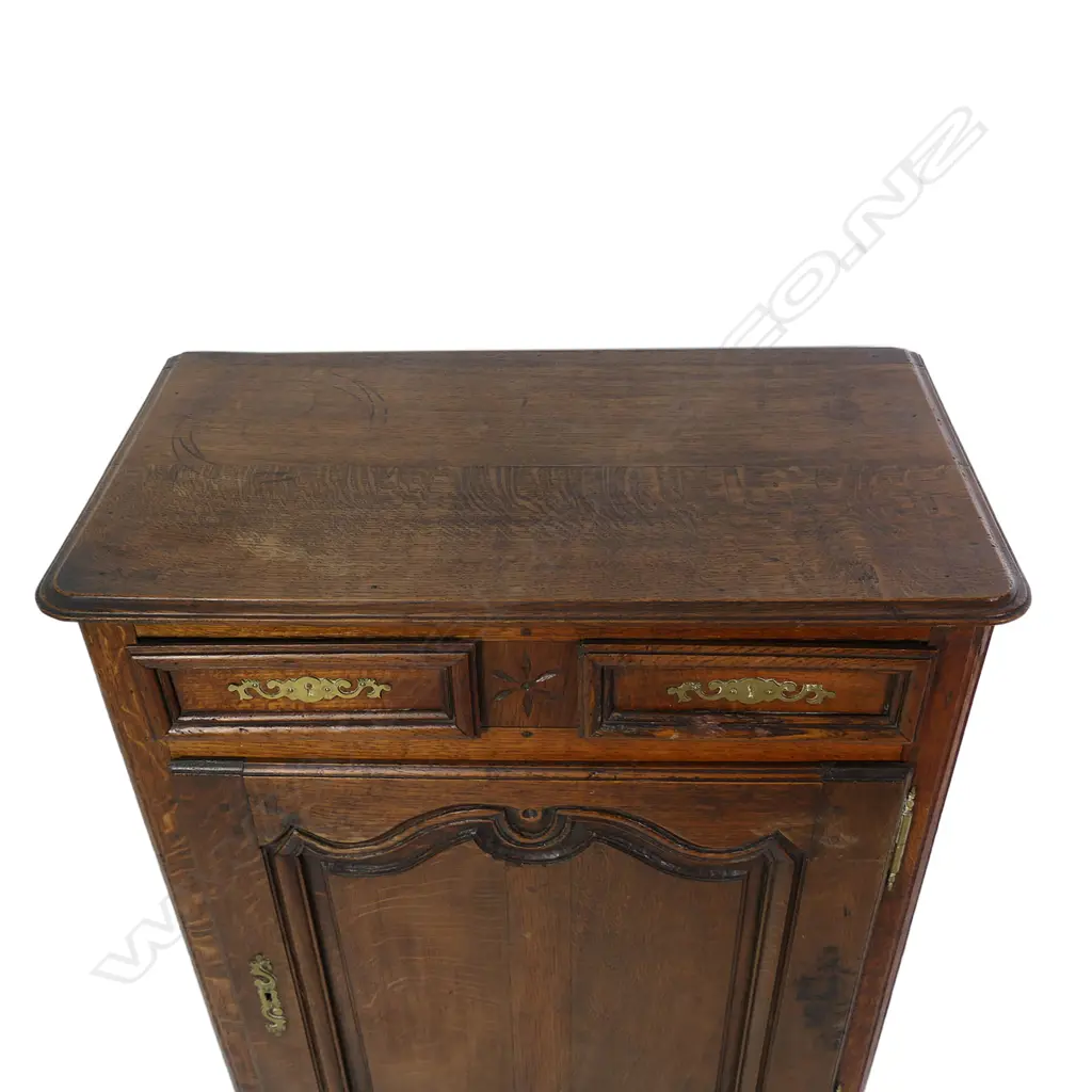 A 19thC French country oak side cupboard, Image 1++