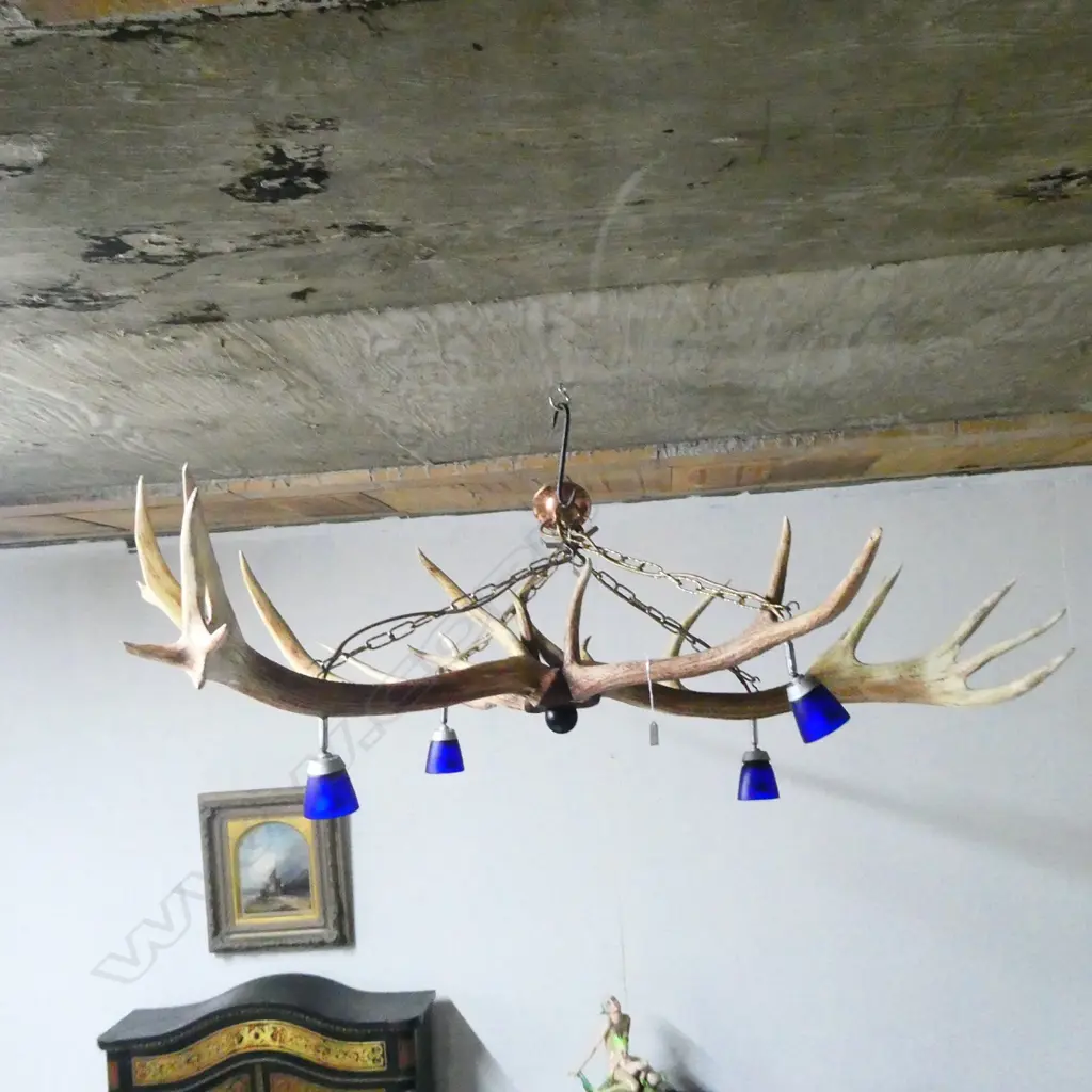 A large four-way deer antler chandelier, with twenty-five points, Image 1++