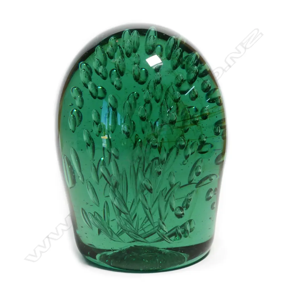 A Victorian green glass 'dump' paperweight, Image 1++