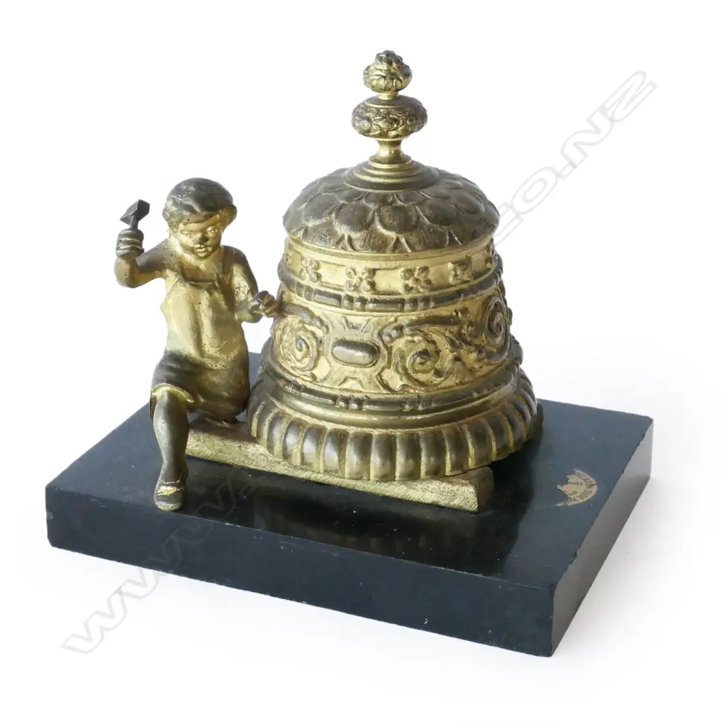 A Victorian gilt brass inkwell Image 1++