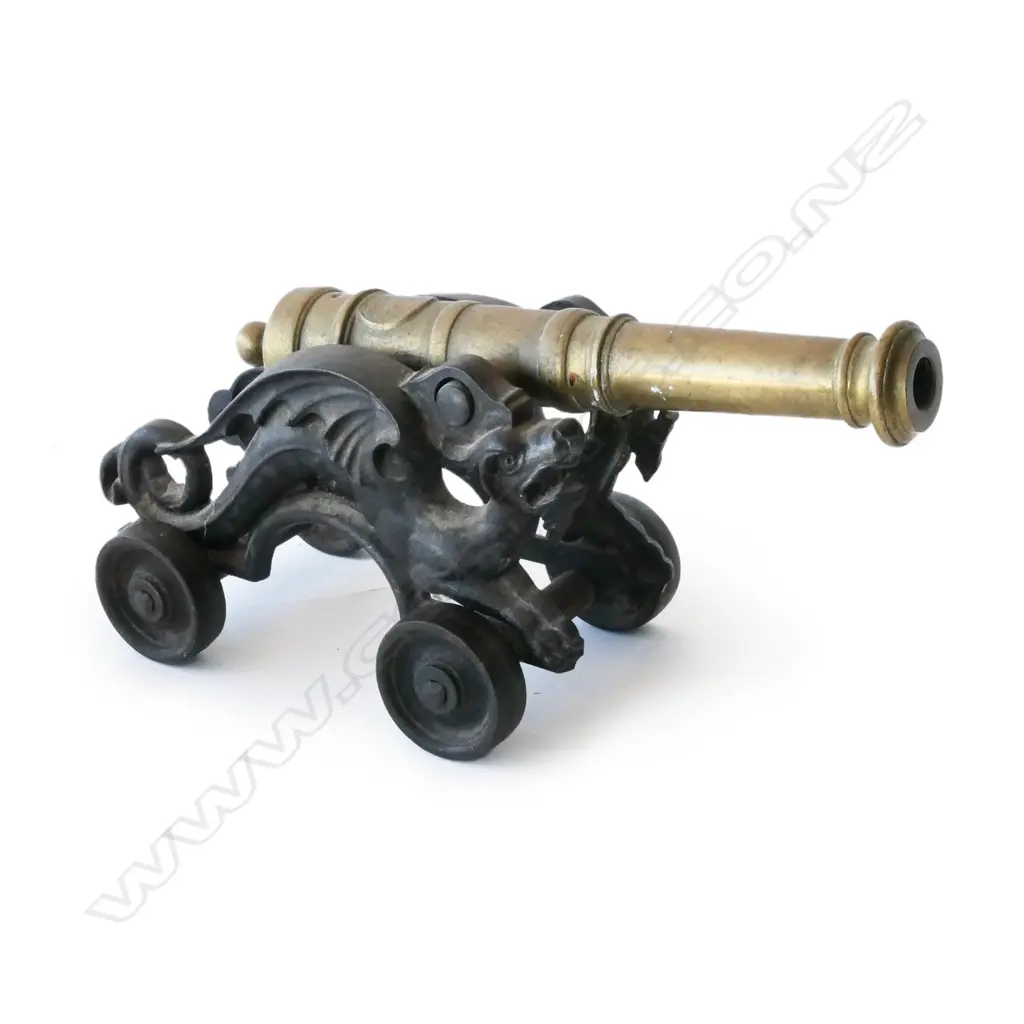 A small brass and iron replica cannon, Image 1++
