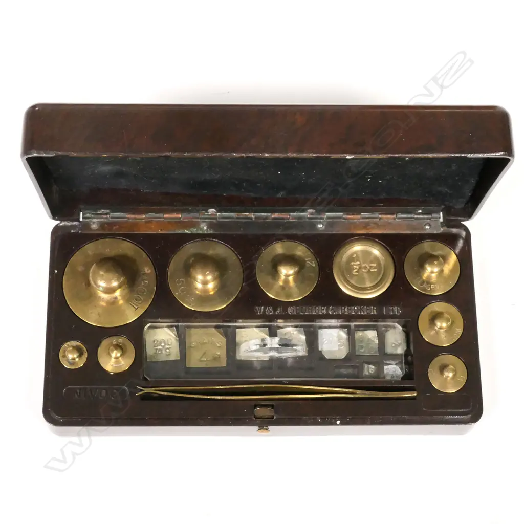 An Edwardian cased apothecary/scientific scales, Image 1++