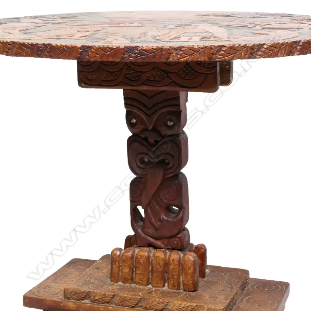 A Jane Brenkley small carved table, Image 1++