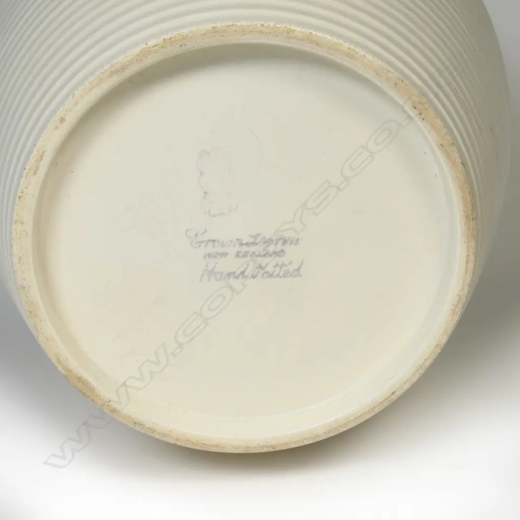 A hand potted Crown Lynn vase, Image 1++