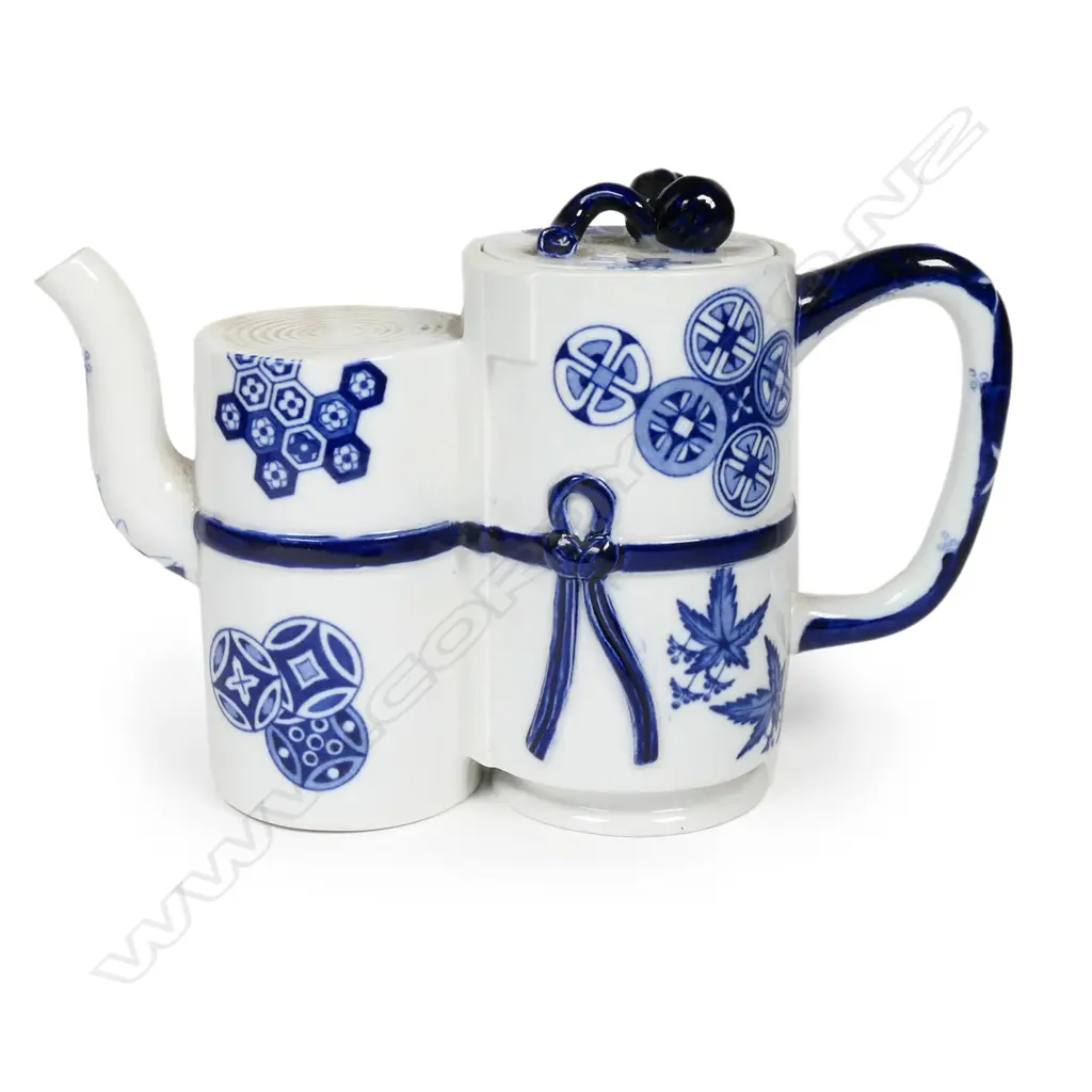 A Victorian Worcester Japonais teapot, Image 1++