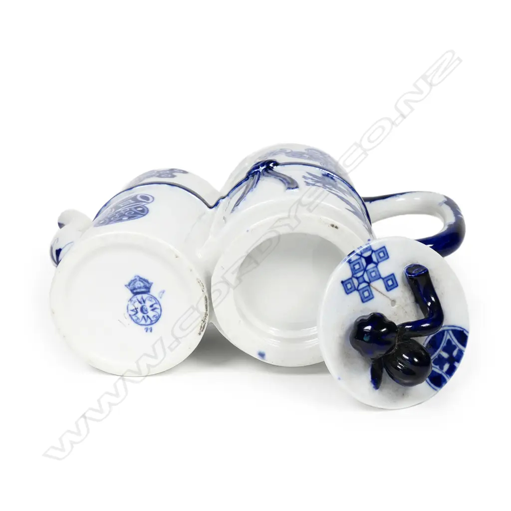 A Victorian Worcester Japonais teapot, Image 1++