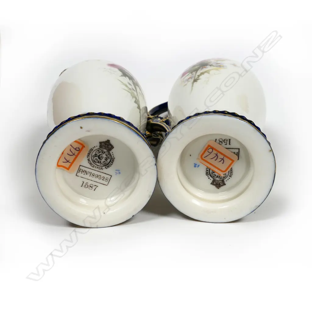 A pair of quality Worcester ewers by Edward Raby, Image 1++