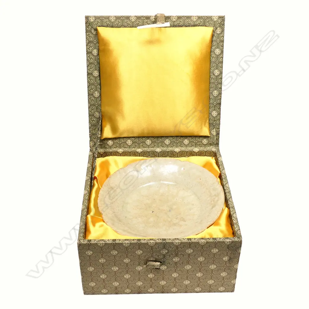 An old Chinese small celadon dish, Image 1++