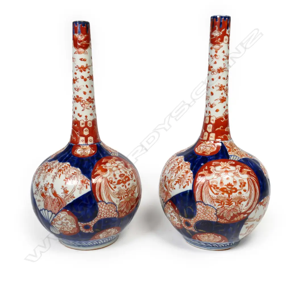 A pair of Japanese Imari bottle vases, Image 1++