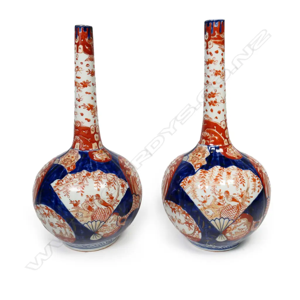 A pair of Japanese Imari bottle vases, Image 1++