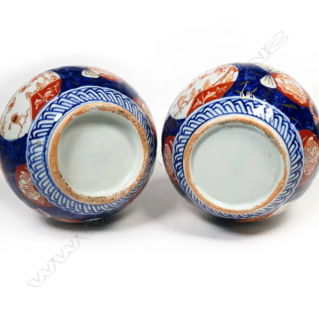 A pair of Japanese Imari bottle vases, Image 1++