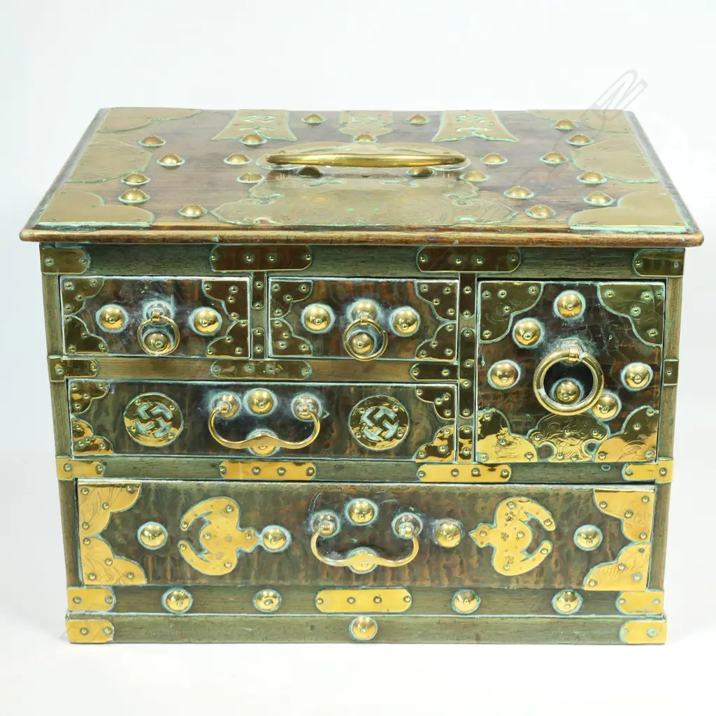 A small Japanese wood precious objects chest, Image 1++