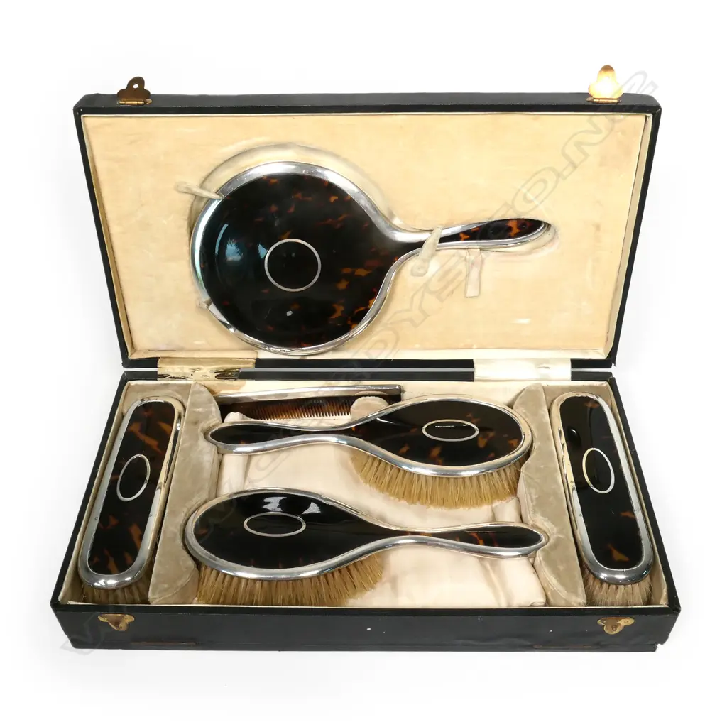 An early 1900s silver and tortoiseshell dressing table set, Image 1++