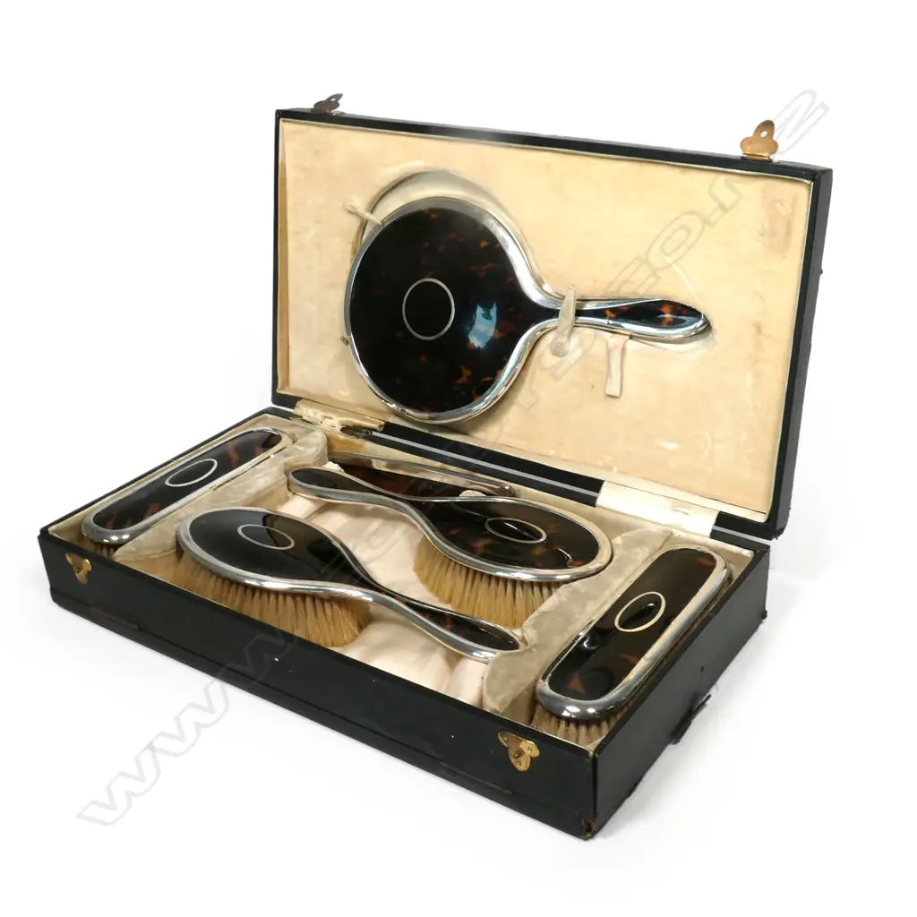 An early 1900s silver and tortoiseshell dressing table set, Image 1++
