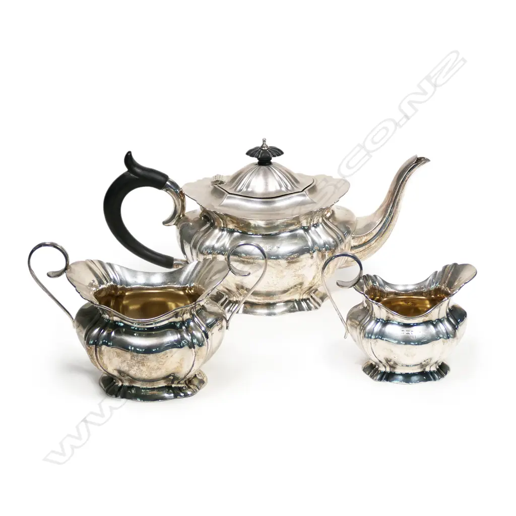 An early 20thC three-piece silver tea set, Image 1++