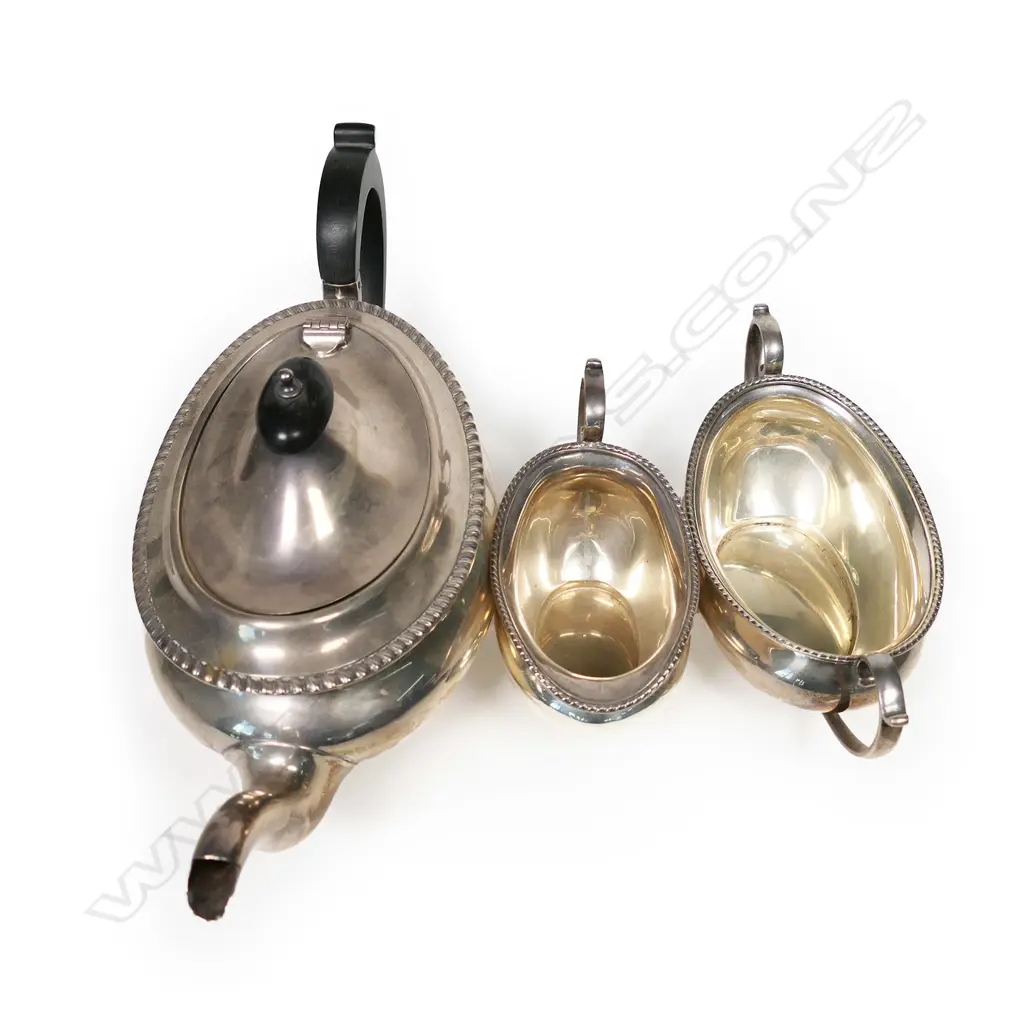 A silver three-piece tea set, Image 1++