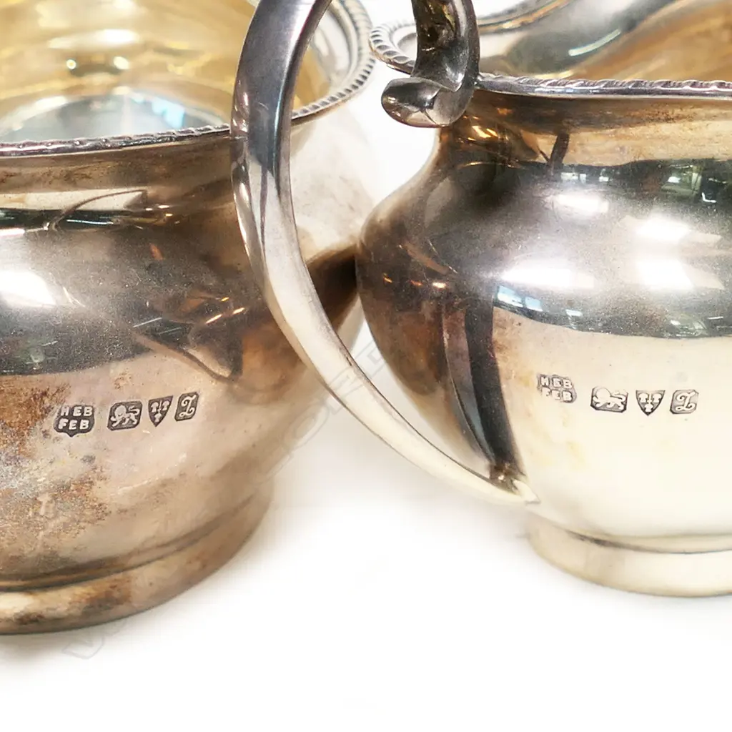 A silver three-piece tea set, Image 1++