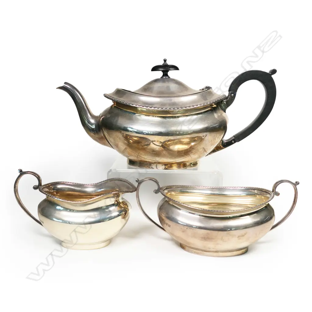 A silver three-piece tea set, Image 1++