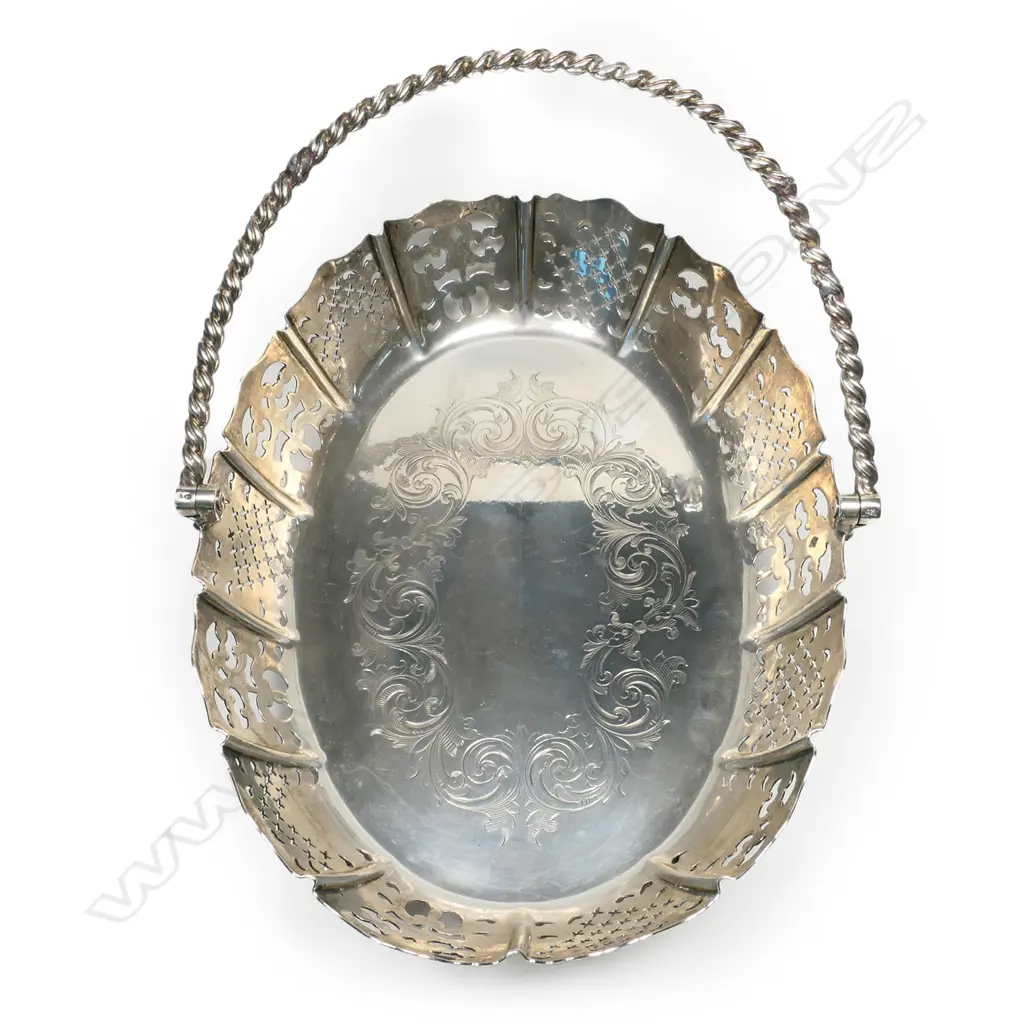 A Victorian silver fruit basket, Image 1++