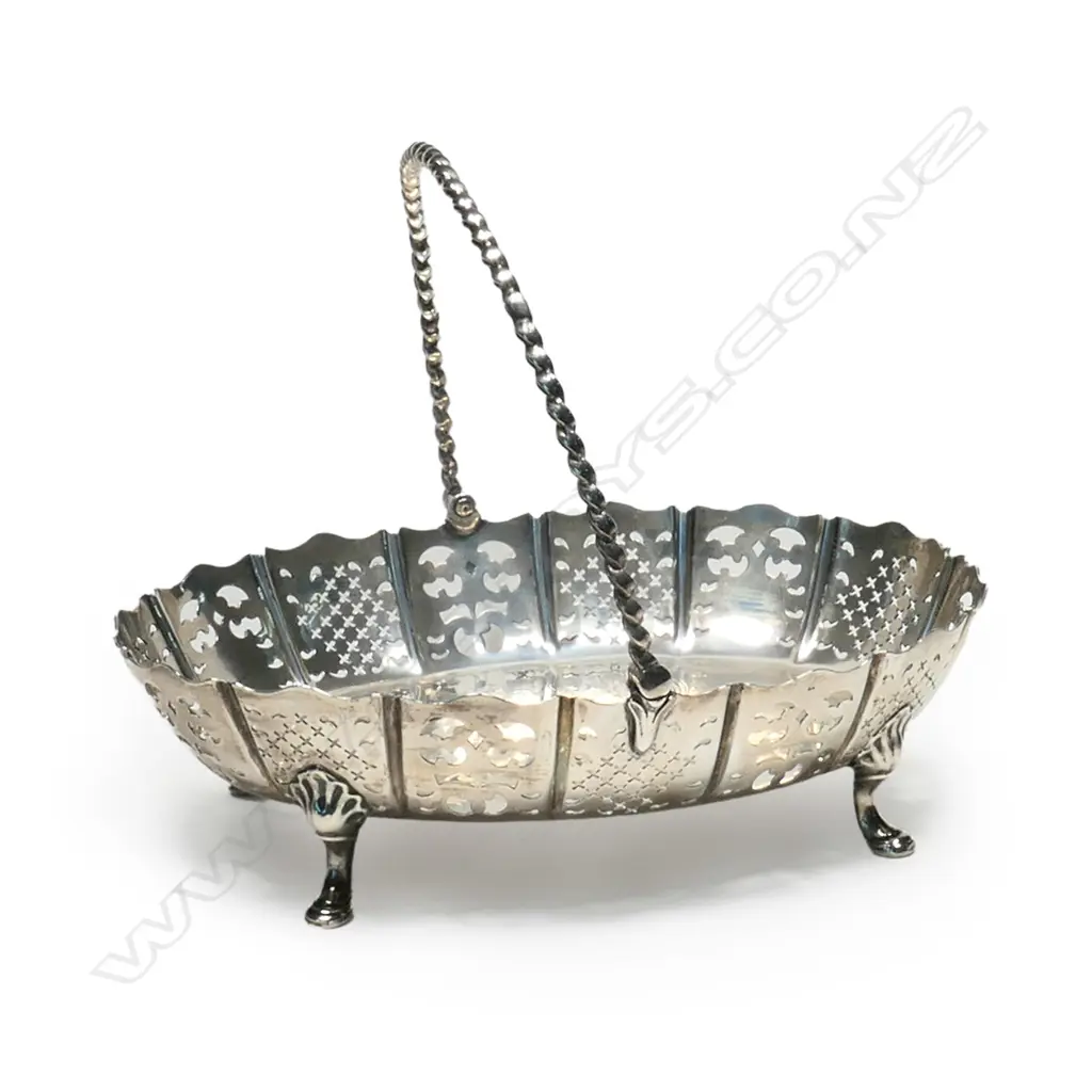 A Victorian silver fruit basket, Image 1++