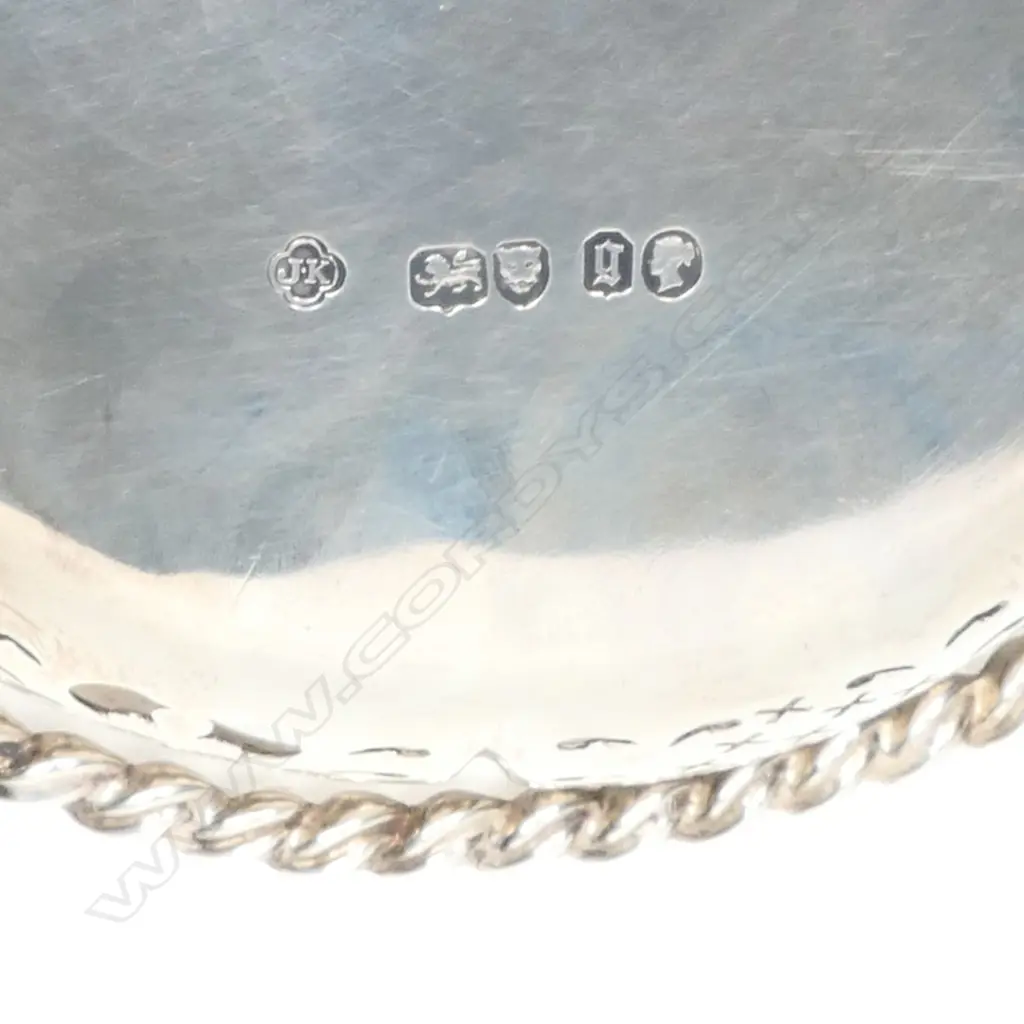 A Victorian silver fruit basket, Image 1++