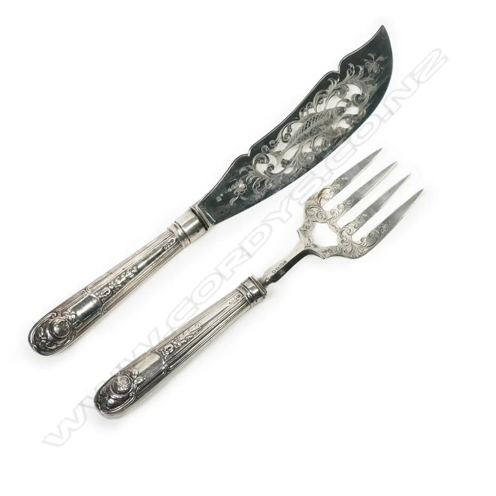 A pair of early Victorian silver fish servers, Image 1++