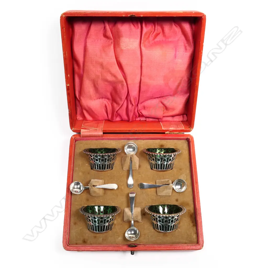 A set of Edwardian boxed silver salts, Image 1++