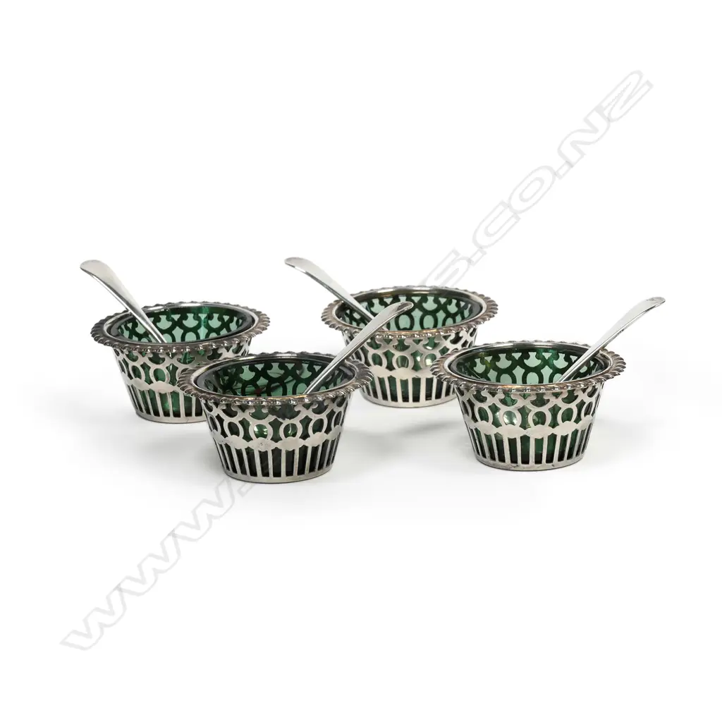 A set of Edwardian boxed silver salts, Image 1++