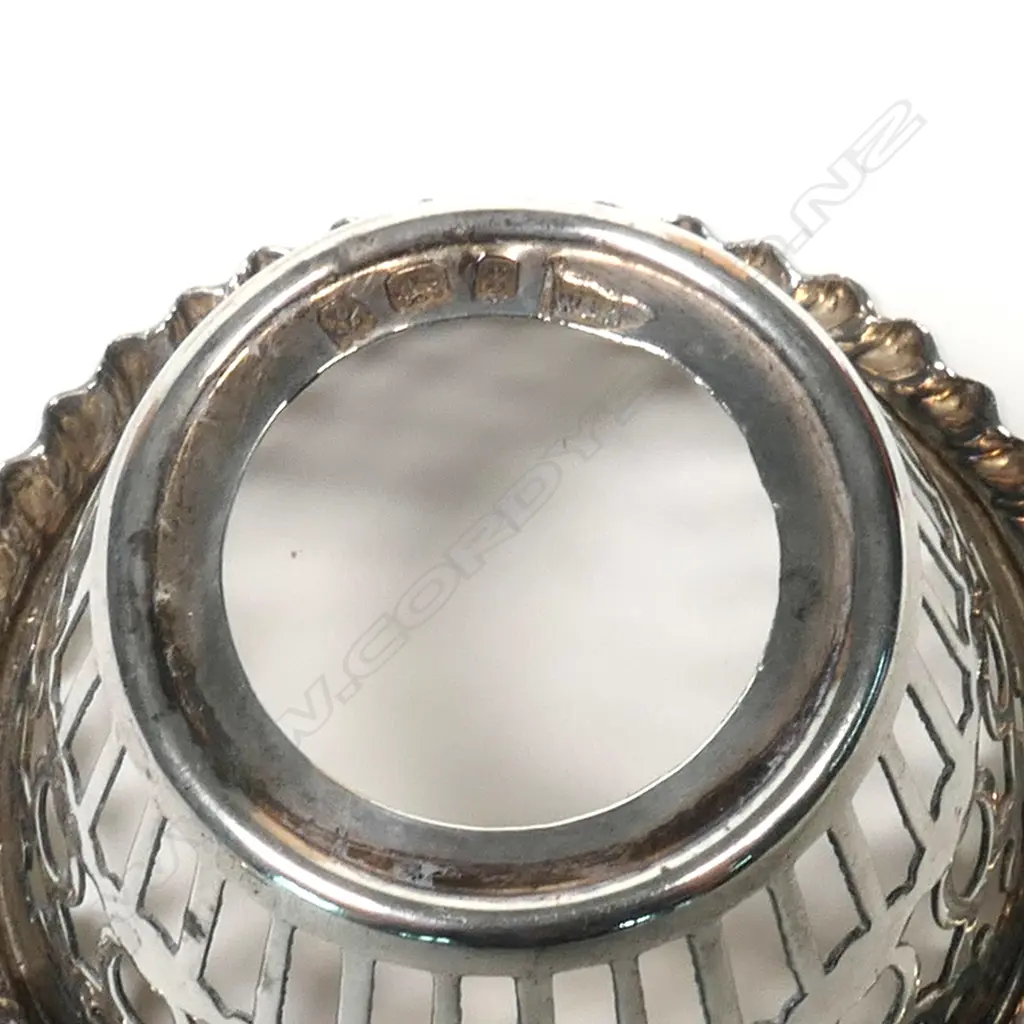 A set of Edwardian boxed silver salts, Image 1++