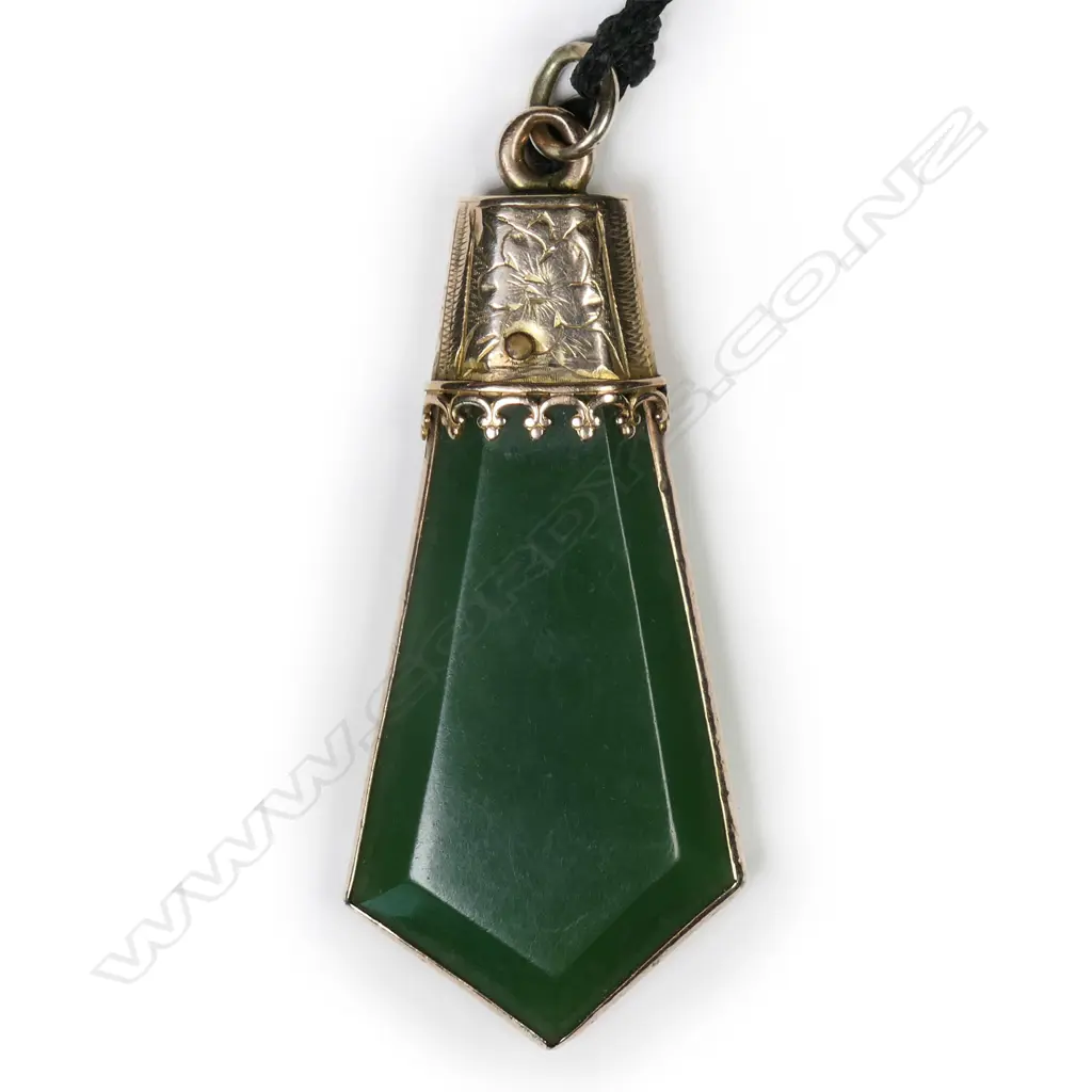 A colonial 9ct gold and pounamu pendant, Image 1++