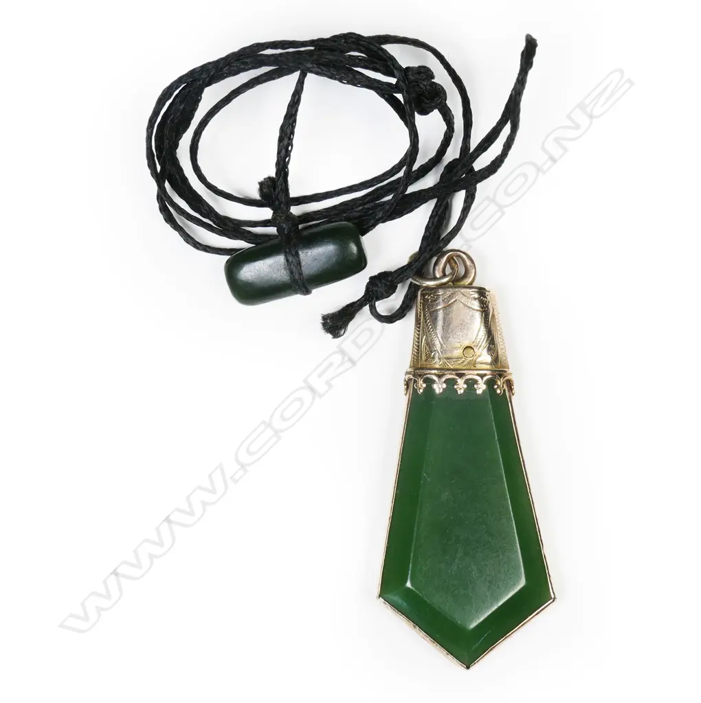 A colonial 9ct gold and pounamu pendant, Image 1++