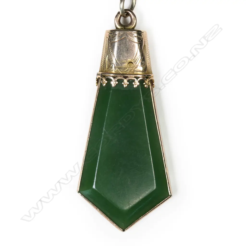 A colonial 9ct gold and pounamu pendant, Image 1++