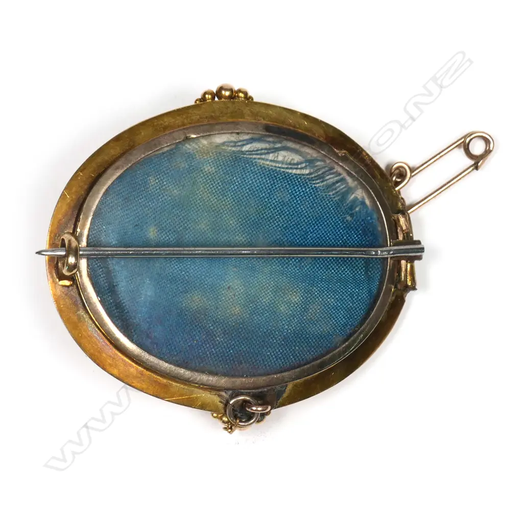 A Victorian gold mourning brooch, Image 1++