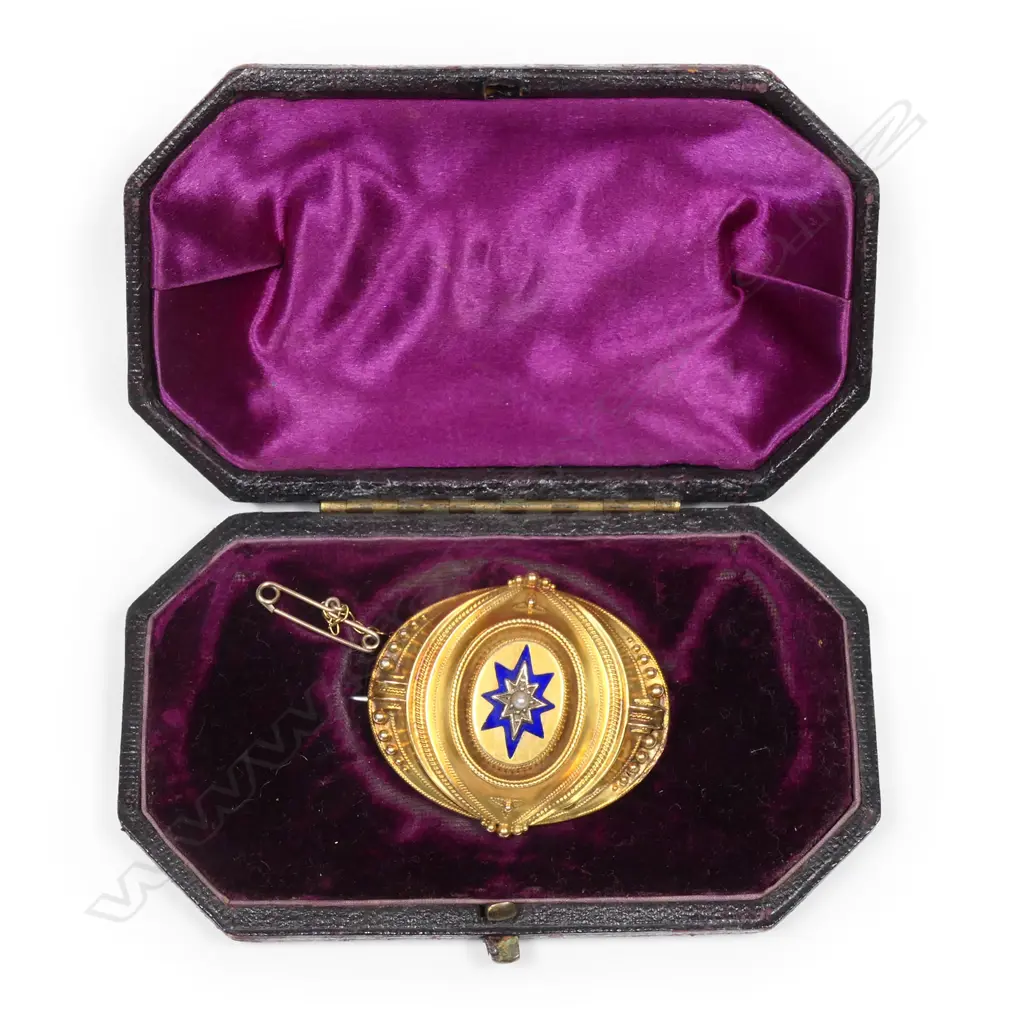 A Victorian gold mourning brooch, Image 1++